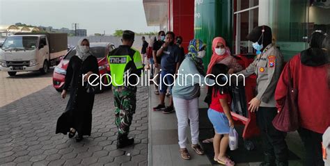 Polwan Polresta Sidoarjo Blusukan Mall Ingatkan Pengunjung Tetap Patuh