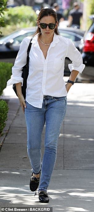Jennifer Garner Is Classically Cool In Crisp White Shirt And Blue Jeans