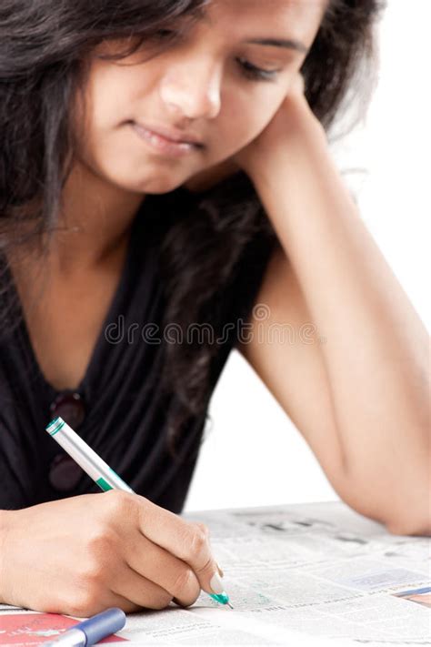 Gespannen Mooi Indisch Meisje Dat Op Afdrukken Document Schrijft Stock Foto Image Of Vrouw