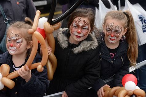Pictures Hundreds Welcome Father Christmas Reindeer Parade To Oldham