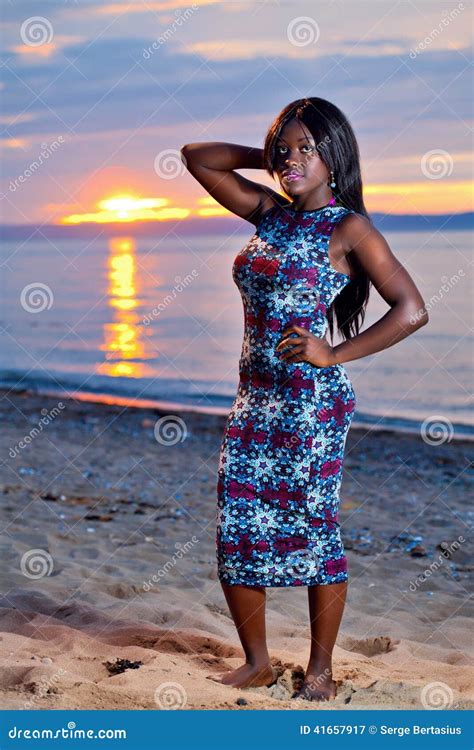 Het Mooie Zwarte Afrikaanse Amerikaanse Vrouw Stellen Op Het Strand Bij