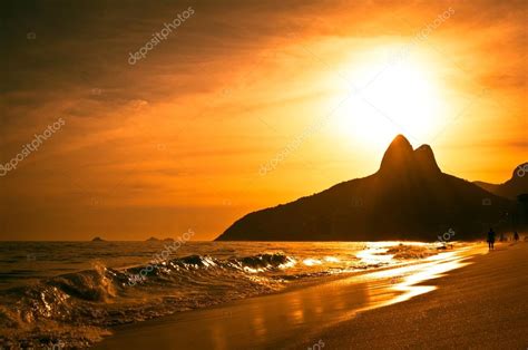 Warm Sunset On Ipanema Beach — Stock Photo © Dabldy 95918412