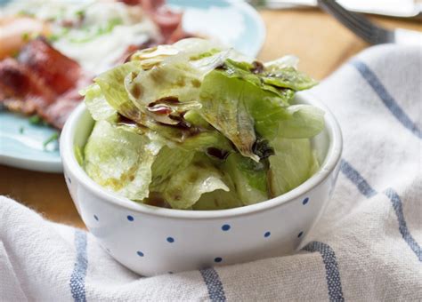 Erfahren sie, wie man mit rübenvinaigrette grünen salat macht. Grüner Salat mit Kernöldressing - Rezept | GuteKueche.at