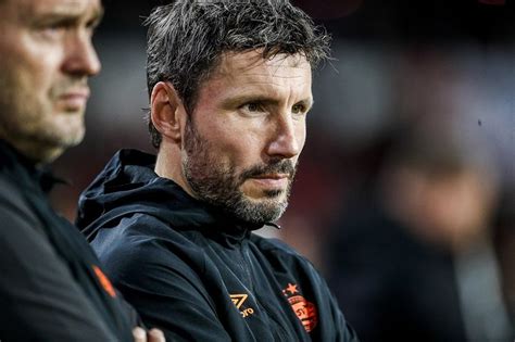 Louis van gaal vindt dat je kritische vragen over het wk in qatar niet bij bondscoaches of voetballers moet neerleggen. Van Bommel mocht bondscoach Van Basten niet - Voetbal ...