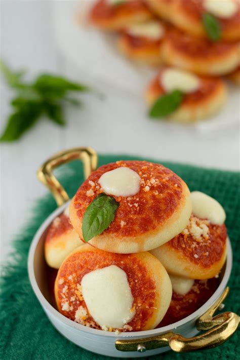 Le pizzette al latte possono essere preparate benissimo per un antipasto o un buffet poiché sono semplicissime da fare e possono avere la forma di un piccolo rustico o più grande. PIZZETTE DA BUFFET E APERITIVO | Ricetta | Pizzette ...