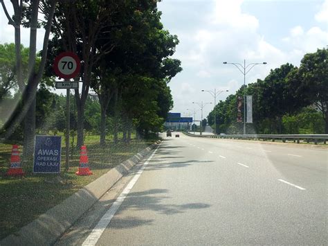 Patuhilah semua papan tanda semasa menunggang basikal di jalan raya. Lanz Wiki: Had Laju di Putrajaya