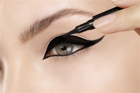 7 Fantastic Tutorials To Teach You How To Apply Eyeliner Properly