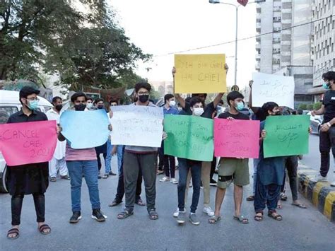 کیمبرج بورڈ کے طلبا کا احتجاج، امتحان منسوخی کا مطالبہ ایکسپریس اردو