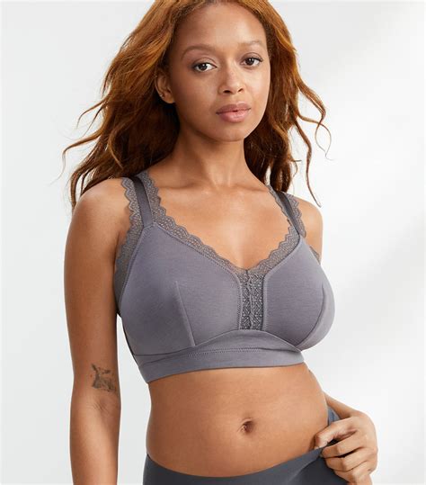 These Are The Best Wireless Bras For Women With Big Busts Who What Wear Uk