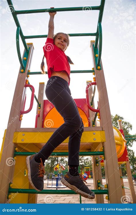 Adolescente Bonitinha Jogando Num Playground Passeando Ao Longo Dos Bares De Macaco Foto De