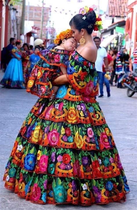 Madre E Hija En Traje Tradicional En Chiapas México R Nuestrospaises