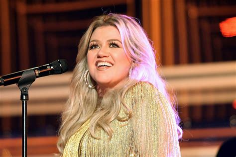 Kelly Clarkson Lands Historic Hosting Role At The 2023 Nfl Honors