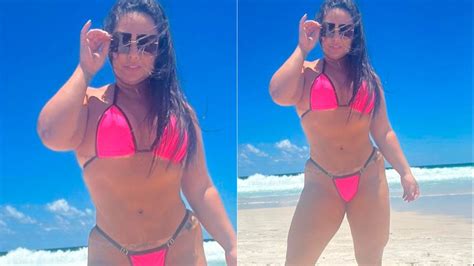 Cenapop Mulher Melancia posa de biquíni na praia e recebe elogios Toda beleza