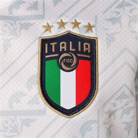 La selección de fútbol de italia es el equipo formado por jugadores de nacionalidad italiana que representa desde 1910 a la federación italiana de fútbol (federazione italiana gioco calcio) en las competiciones oficiales organizadas por la unión europea de. Camisa Seleção Itália Branca Personalizada 2020/2021 ...