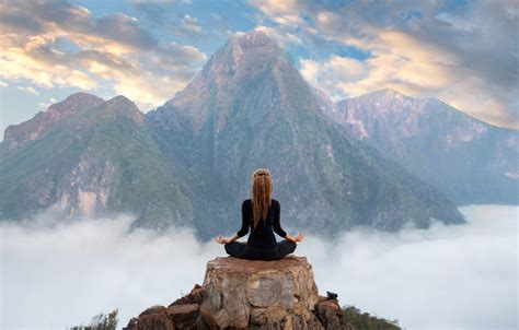 Обои девушка облака горы релакс медитация йога вершина Girl