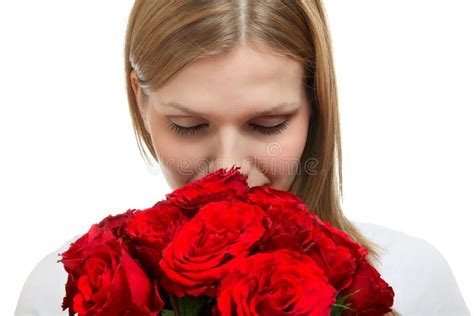 Mulher Encantadora Nova Com Um Ramalhete De Rosas Vermelhas Foto De Stock Imagem De Romântico