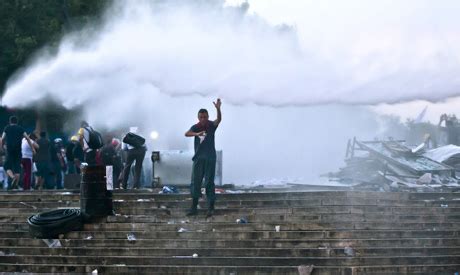 Police Clash Anew With Istanbul Protesters Region World Ahram Online