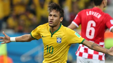 Die seiten abrasiert und obendrauf ein etwas längerer irokese: Neymar Frisur / Neymar im Nudel-Look! Die verrücktesten ...