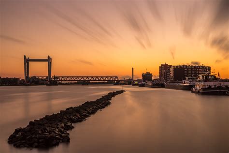 Op de zwijndrechtse brug en de brug over de noord is het een compleet waterballet: Dordrecht by Night - Zwijndrechtse brug | Tux Photography Shop
