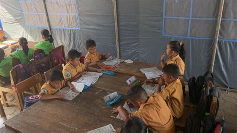 Memprihatinkan Ruang Kelas Nyaris Ambruk Siswa Sdn 2 Karangpatihan Terpaksa Belajar Di Tenda