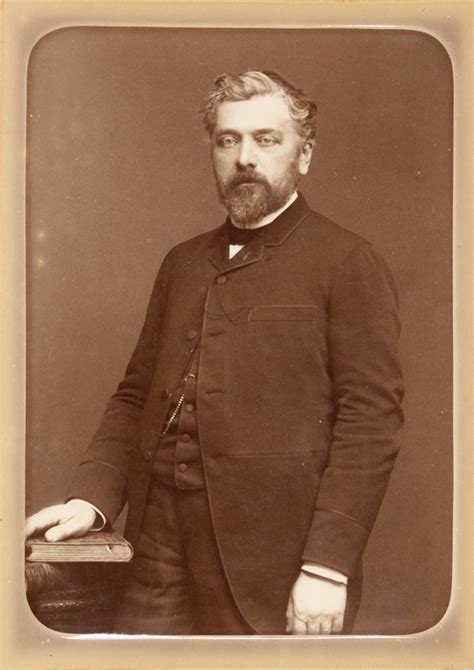 Gustave Eiffel Debout à Mi Corps Main Droite Posée Sur Quatre Livres