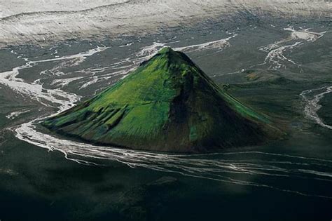 Ce vendredi, l'islande a connu une éruption volcanique non loin de la capitale. 35 Paysages Vus Du Ciel à COUPER LE SOUFFLE