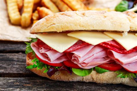 Panino Con Lattuga I Pomodori Delle Fette Il Salame Il Ronzio Ed Il