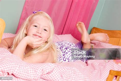 Glückliche Mädchen Auf Dem Bauch Liegen Bett Stockfoto Und Mehr Bilder