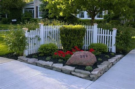 20 Backyard Corner Fence Landscaping Ideas