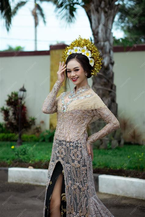Belle Femme Indonésienne Portant Kebaya Kebaya Est Un Type De Vêtement Supérieur Qui Est
