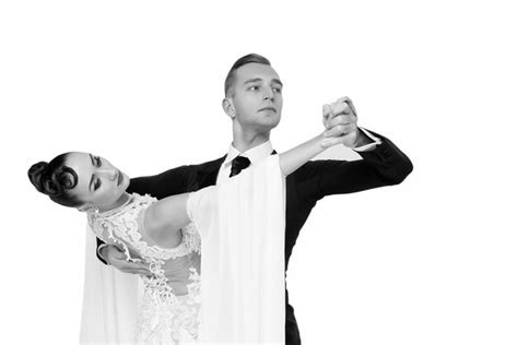 댄스 볼룸 커플 흰색 배경에 고립 된 댄스 포즈 관능적 인 전문 댄서 왈츠 탱고 Slowfox와 Quickstep 춤 프리미엄 사진