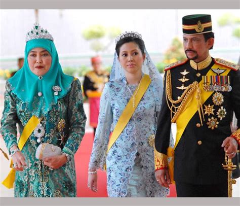 El Sultán De Brunei Se Divorcia De Su Tercera Esposa Pero Sigue Casado