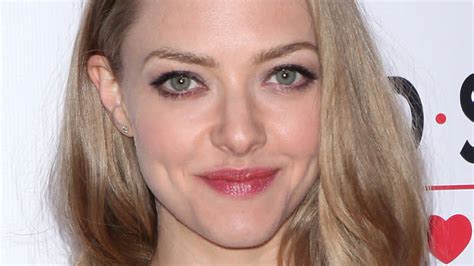 Icyww Heres What Amanda Seyfried Looks Like With A Brunette Bob