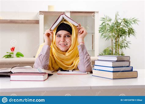 El Estudiante En El Hijab Que Se Prepara Para Los Ex Menes Foto De