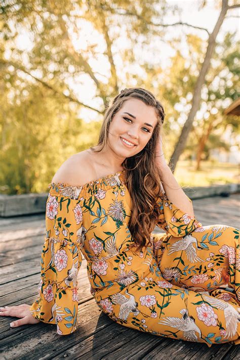 The Best Walking Standing And Sitting Poses For Fresh Senior Portraits