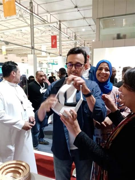 Saber Rebai essaye la réalité virtuelle à la Foire Internationale du livre de Riyad Polture