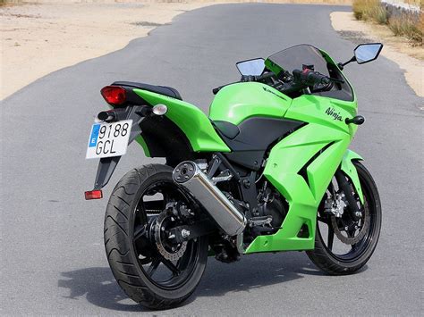 2012 kawasaki ninja 250r features and benefits. Kawaski ninja 250 r back | Motoqueira