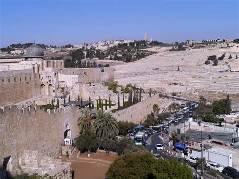 Camino Alrededor De Las Antiguas Murallas De Jerusalén Imagen Editorial