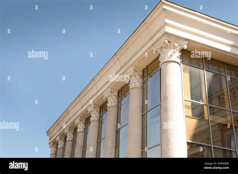 Supreme court building with pillars. Law and justice Stock Photo - Alamy