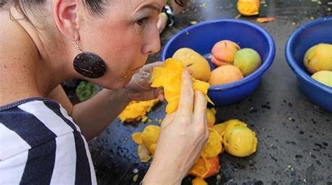 Lastuce Pour Ne Plus Sen Mettre Partout Quand On Mange Une Mangue