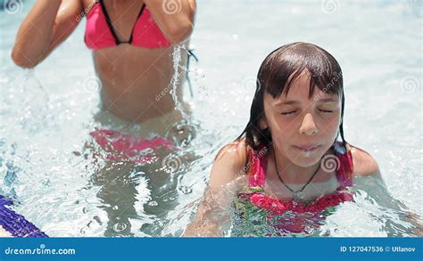 Glückliche Jugendlichen Machen Ein Schwimmen Und Tauchen Im Pool Und Zeigen Sich Die Daumen