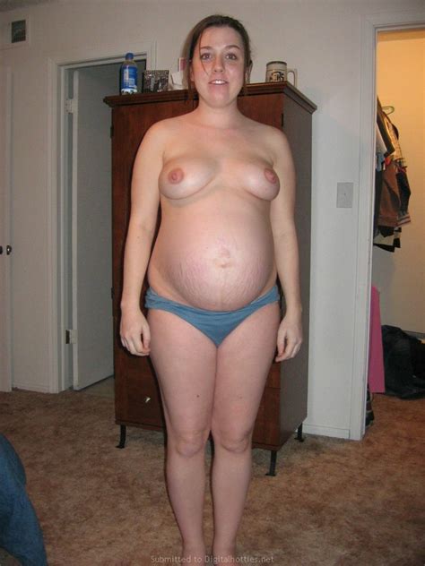 Mujer Embarazada Presumiendo De Enorme Barriga Posa En Fotos Eroticas