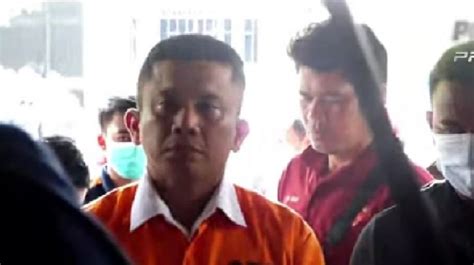 Tampang Ferdy Sambo Pakai Baju Tahanan Dan Tangan Diborgol Jalani