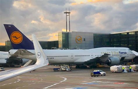 At home or while traveling. Die neue Lufthansa und die fehlenden zwei Buchstaben