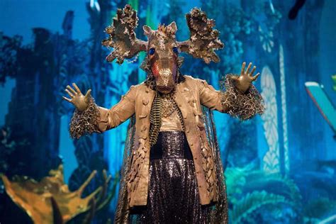 Följ med när tolv välkända personer, gömda bakom sagolika masker, tävlar i en av de mest spektakulära sångtävlingarna. Markus Larsson: Unmasked singer kan knäcka Sverige ...