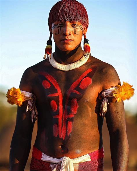 Indígena Da Etnia Kalapalo Na Aldeia Ahía No Parque Do Xingu Estado Do