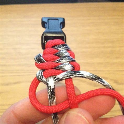 A single 3/8″ or 1/2″ buckle will look fine with this particular braid of paracord bring the loop of the paracord underneath the female end of the buckle … and over onto the top side of the buckle. How To Make Survival Paracord Bracelets | Paracord bracelets, Paracord, Paracord braids