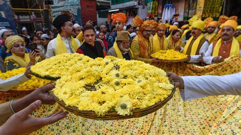 Nizamuddin Dargah Embraces Yellow To Celebrate Basant Panchami Peapix