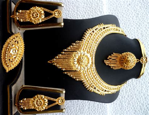Also known as the claw setting. Indian 22K Gold Plated Bridal Necklace Earrings Tikka ...