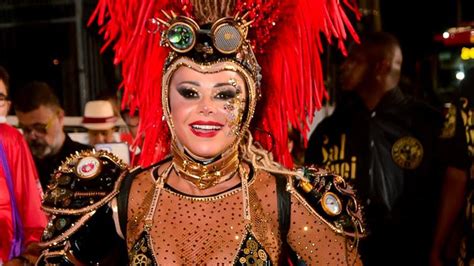 Viviane Araújo usa fantasia ousada para brilhar como rainha de bateria do Salgueiro